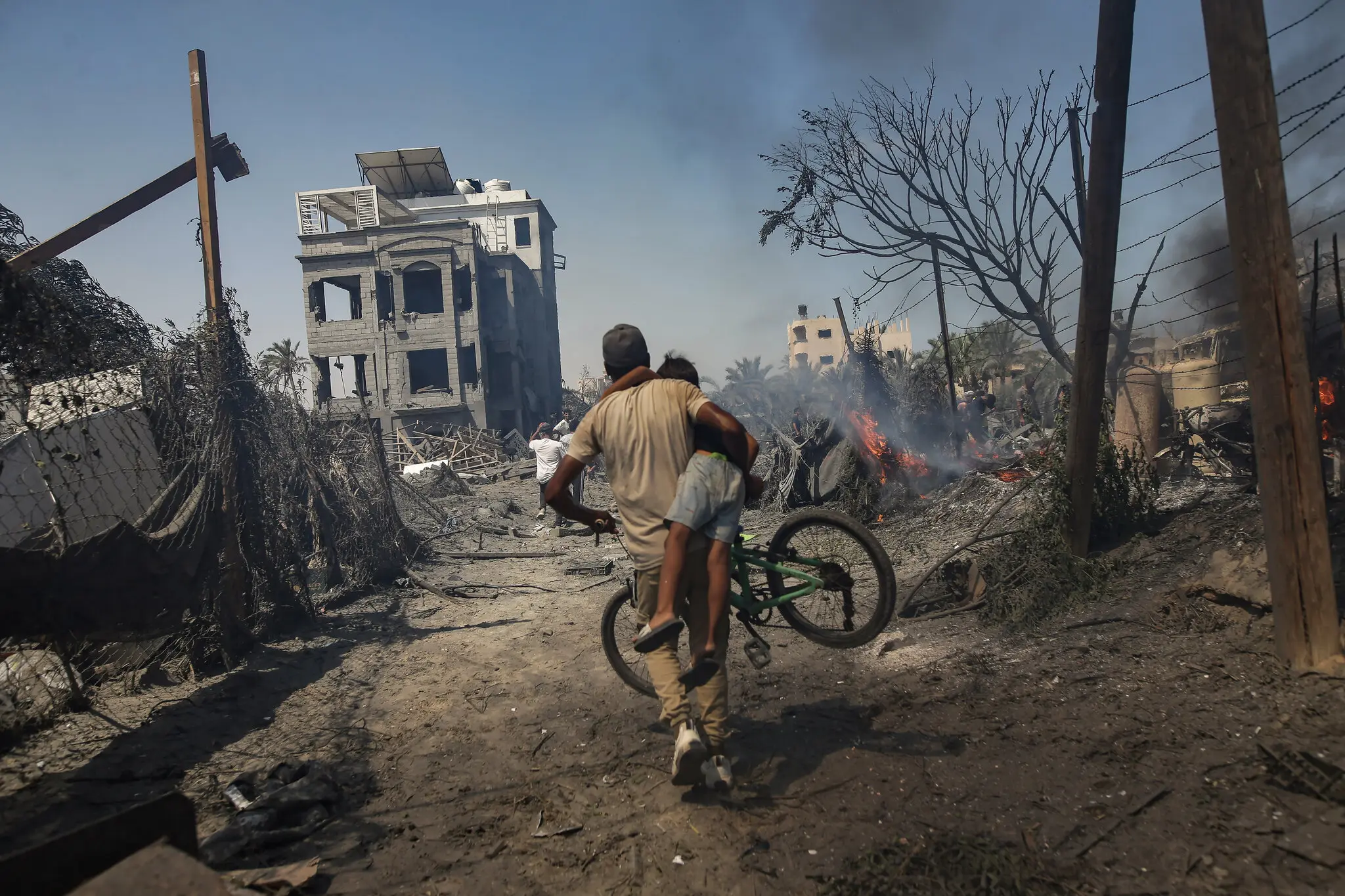 Палестинці втекли після нападу Ізраїлю в районі Аль-Мавасі в Хан-Юнісі на півдні сектора Газа в липні.